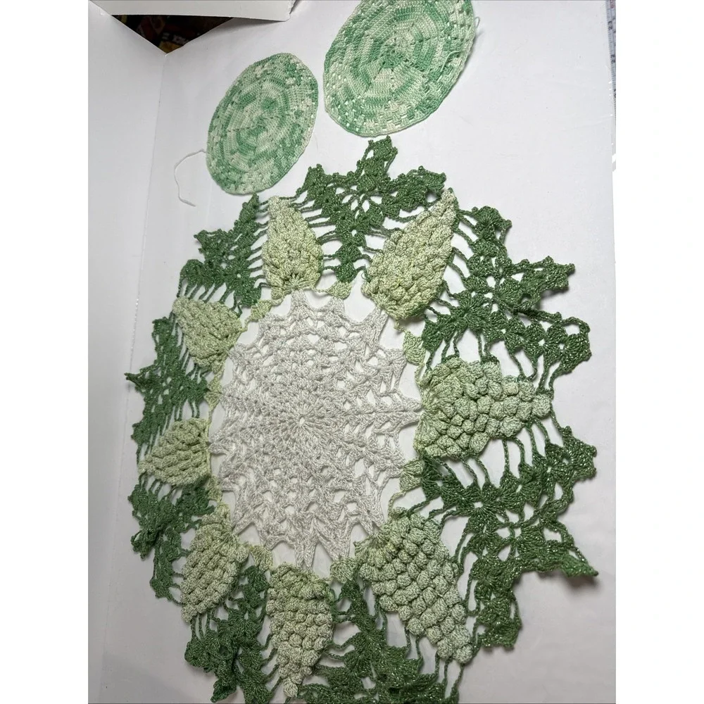 Doily 18 inch‎ diameter green and white with Glitter Thread &2 Small Coaster
